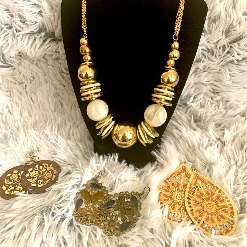 Set of necklace with 3 types of earrings